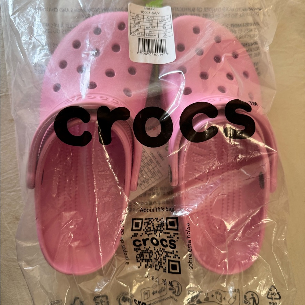 CROCS Classic Clog in Bubblegum Pink